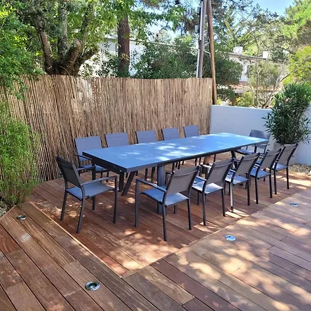 Ferienhaus Agreable Avec Piscine, 12 Personnes *